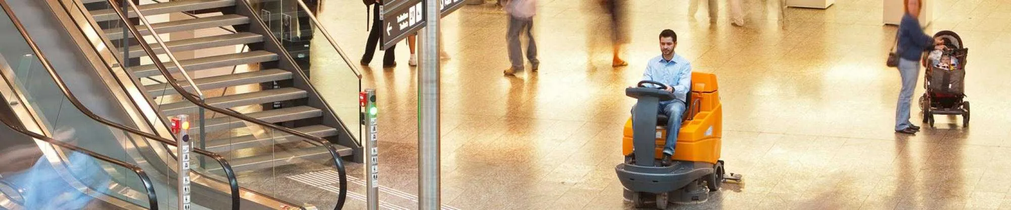 Fregadora TASKI con conductor en un centro comercial