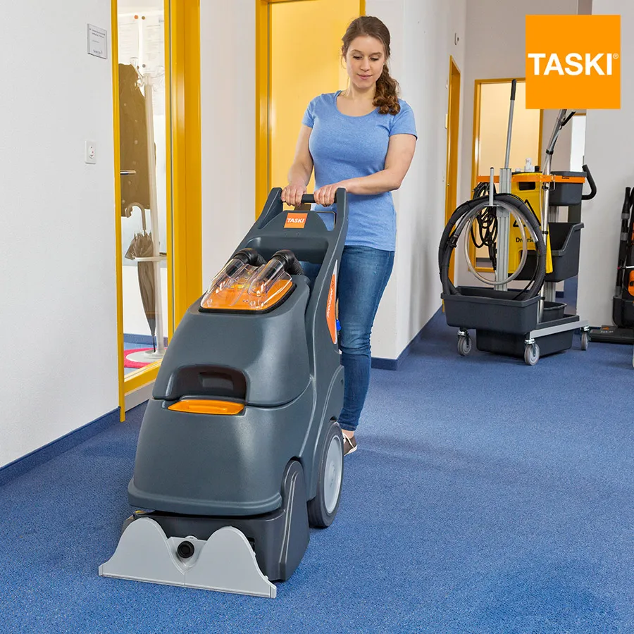 Máquina TASKI procarpet 30 limpiando moqueta