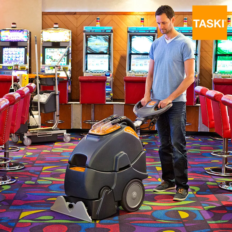 Máquina TASKI procarpet 45 limpiando moqueta